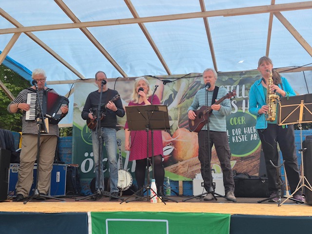 Die Weltmusik-Band Schallermanns live auf der Bühne beim Ökullus Hoffest in Münster