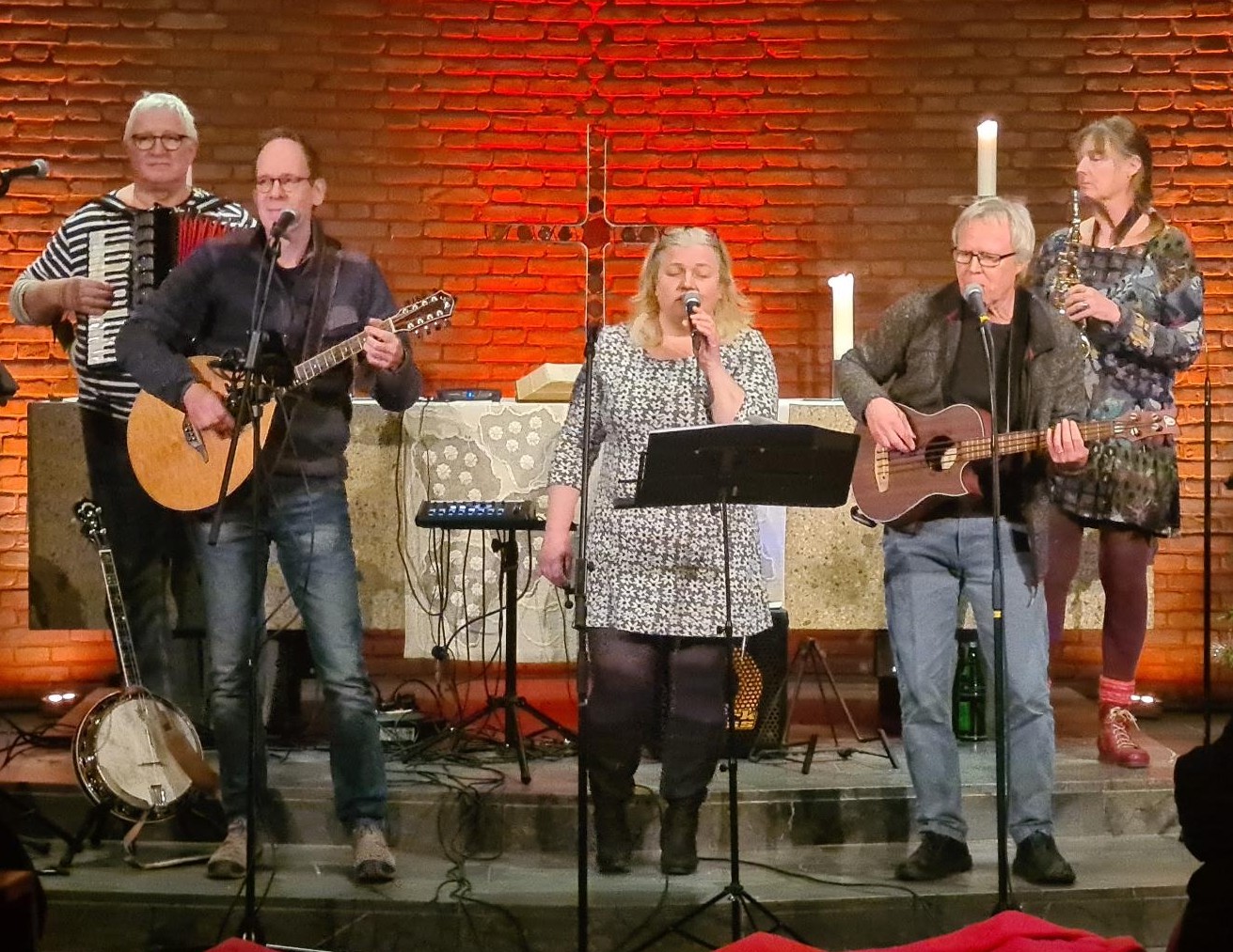 Konzert der Weltmusik-Band Schallermanns in einer Kirche